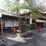 今宮神社の東門前にあるかざりやはあぶり餅でおなじみの江戸時代初期から続く老舗甘味処
