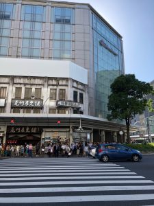 高島屋 地下 551蓬莱 でランチ ★ここで問題です、1日豚饅何個売れてると思いますか？正解は