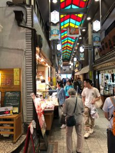 錦市場 酒蔵屋　美味い酒と新鮮な魚　波瀾万丈な店長との会話に引き込まれ！