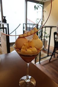 スギトラ 桃のパフェ