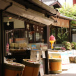 三千院参道での清涼　“呂川茶屋の、しそソフトクリーム”