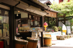 三千院参道での清涼　“呂川茶屋の、しそソフトクリーム”
