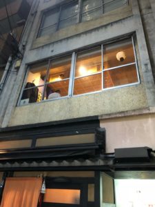 夜めしや きみ 家庭的でホームパーティのような和みの空間　人気の秘密は！　四条仏光寺少し上る　