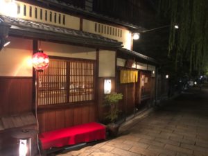 祇園白川石畳 侘助　舞妓はんを捜し求めて　行き着いた先はBAR ル・プー 京都祇園の上品な夜(^^♪
