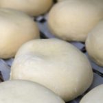 京都の饅頭には「赤飯饅頭」という赤飯が入った饅頭がある