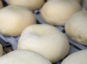 京都の饅頭には「赤飯饅頭」という赤飯が入った饅頭がある