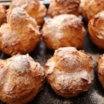 祗園の路地の隠れ家カフェでシュークリーム　“祗をんひつじカフェの和三盆シュー”