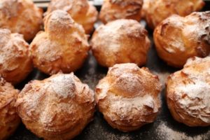 祗園の路地の隠れ家カフェでシュークリーム　“祗をんひつじカフェの和三盆シュー”