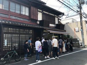 京都発祥の揚げパン　"まるき製パン所のニューバード"