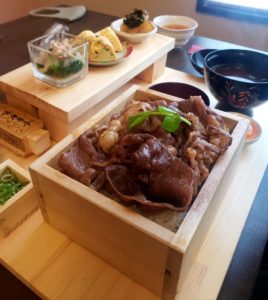京都グルメレポート459「丑屋よ平」すき焼重　ステーキ　牛カツ