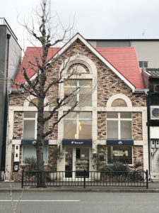 赤い屋根の洋菓子屋さん　　《パティスリーフルール》