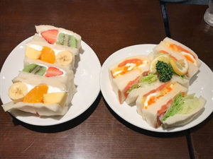 アゴが外れる。ほっぺが落ちる。　《コーヒーショップヤマモト下鴨店のフルーツサンド》