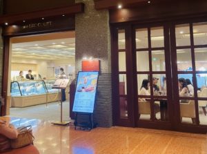 京都グルメレポート640「京都ホテルオークラ　カフェレックコート」ジャンボ海老フライカレー　和風ステーキ丼