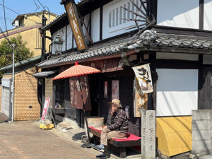 エンターテイメント性の高いカフェスペース　《甘春堂東店の抹茶セット》