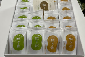 香ばしいひとくちサイズのお饅頭　《鶴屋吉信・紡ぎ詩》