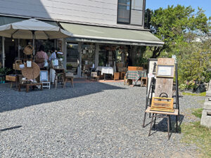 鴨川を眺めながらクリームソーダ　《喫茶いのん》