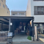 ドライフラワーに囲まれたカフェ　《プルミエ・エタージュ》