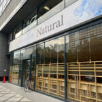 広い店内でコーヒーとドーナツ　《Natural》