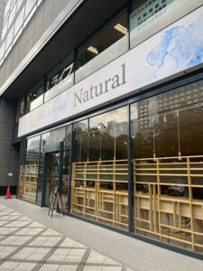 広い店内でコーヒーとドーナツ　《Natural》