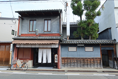 羊羹でもなくグミでもなく・・・　《俵屋吉富の柿琥珀・和梨琥珀》