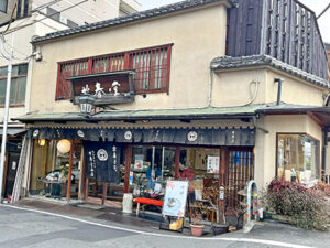 春の木と書くぐらいだから今が季節　《甘春堂の椿餅》